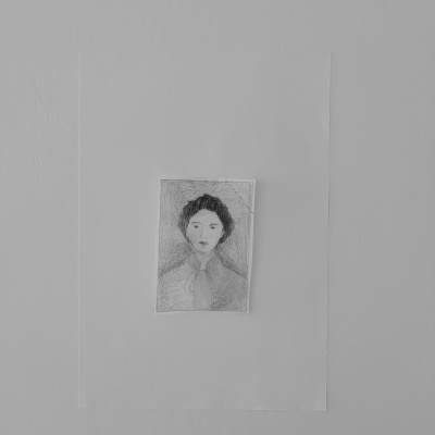 Desenho a lápis de uma mulher numa parede branca