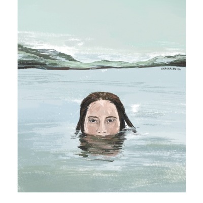 Pessoa emergindo de água com cabeça visível e fundo de montanhas e céu azul