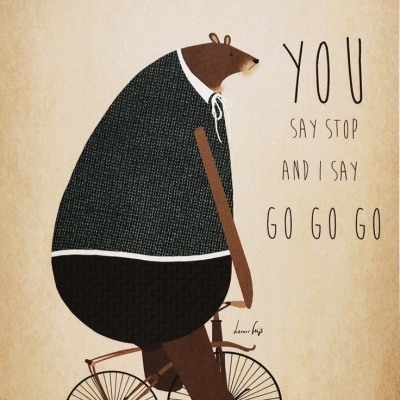Ilustração de urso de suéter cinzento em bicicleta com texto