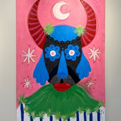 Pintura vibrante de uma figura com chifres vermelhos, rosto azul e fundo rosa com lua e estrelas