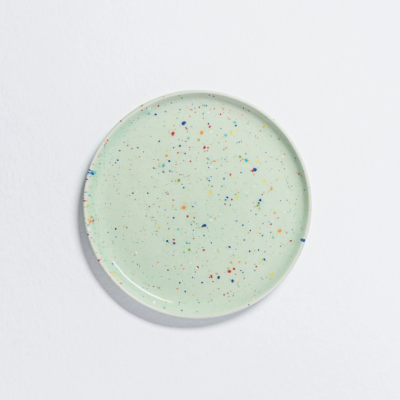 Prato cerâmico redondo verde claro com manchas coloridas