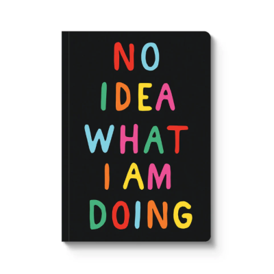 Caderno preto com texto colorido a dizer NO IDEA WHAT I AM DOING