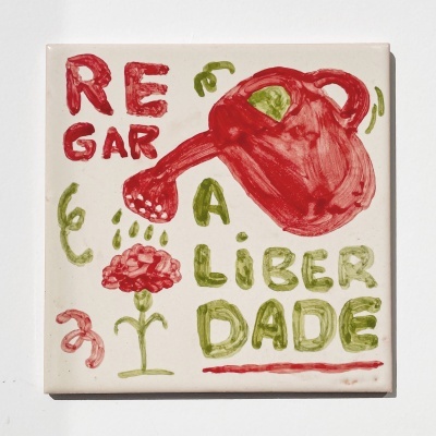 Azulejo decorativo pintado à mão com regadora e texto em português