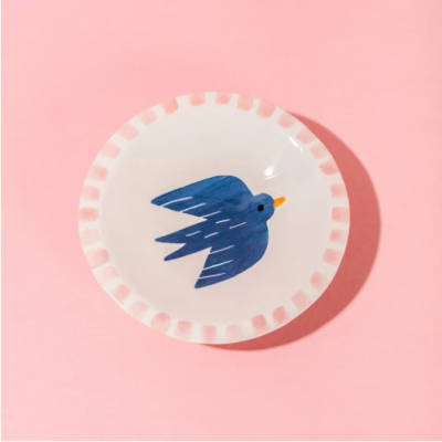 Prato branco redondo com desenho de pássaro azul e borda cor-de-rosa