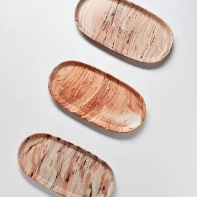 Três travessas ovais de cerâmica com padrão marmoreado bege, castanho e preto