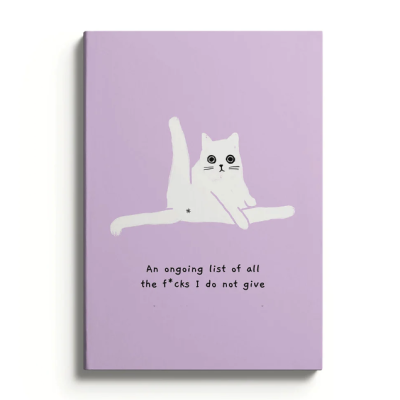 Caderno lilás com ilustração de gato branco e texto em inglês