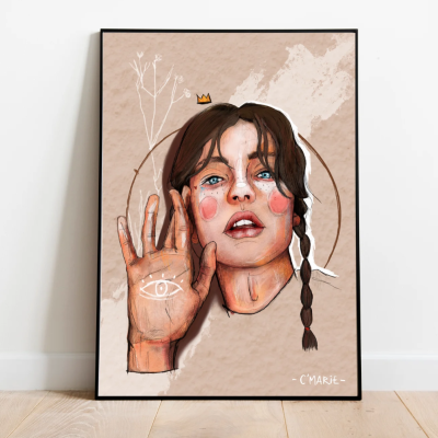 Pôster artístico de uma mulher com desenhos e moldura preta apoiado em chão de madeira