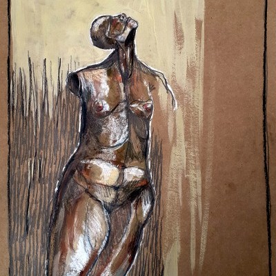 Desenho artístico de torso feminino nu em tons terrosos sobre fundo bege e castanho.