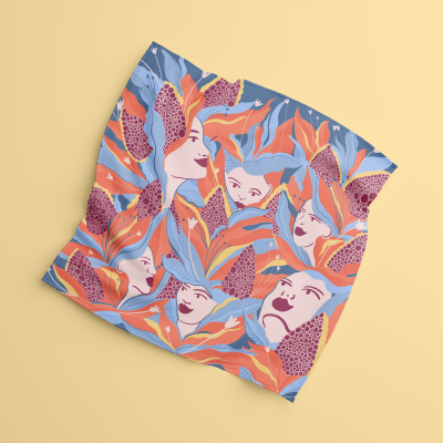 Saia curta com padrão colorido de rostos femininos estilizados