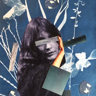 Imagem artística com mulher em preto e branco, fundo azul e textos em português.