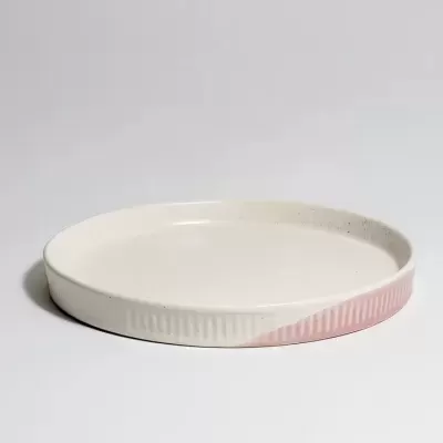 Prato redondo em cerâmica branco com borda texturizada rosa e branca