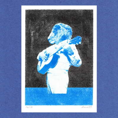 Gravura de figura com cabeça de animal a tocar guitarra em fundo preto e azul