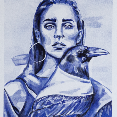 Ilustração azul de mulher com corvo no ombro