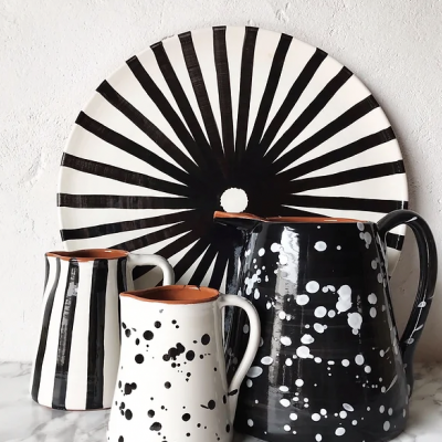 Conjunto de cerâmica com prato grande e três jarros em padrões preto e branco