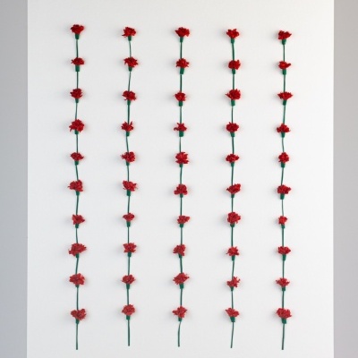 Poster branco com decoração de flores vermelhas artificiais em linhas verticais