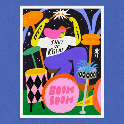 Ilustração colorida de pessoa a tocar bateria com t-shirt com texto SHUT UP KISS ME e tambor com BOOM BOOM.