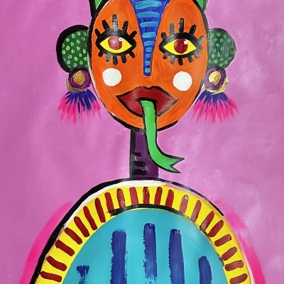 Pintura abstrata colorida de figura com rosto laranja e corpo azul num fundo rosa