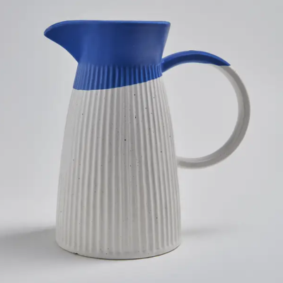 Jarro em cerâmica cinzento e azul com pega arredondada