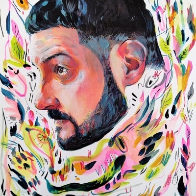 Retrato masculino colorido em pintura com padrões abstratos ao fundo