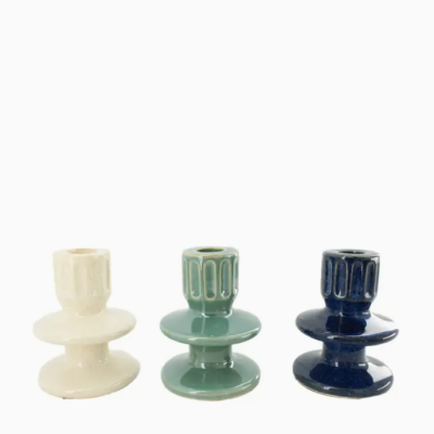 Três castiçais cerâmicos coloridos em creme, verde e azul escuro com padrão vertical