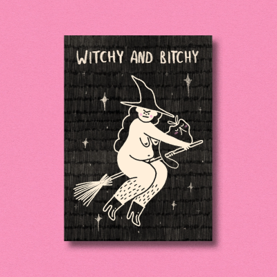 Cartaz preto com bruxa nua e texto WITCHY AND BITCHY