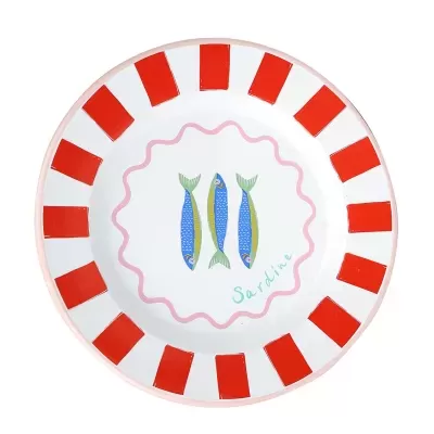 Prato redondo branco com padrão vermelho na borda e três sardinhas ilustradas no centro