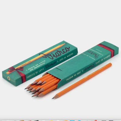 Caixa e lápis de madeira laranja com caixa verde e vermelha
