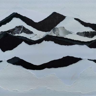 Composição artística em papel rasgado formando montanhas em preto, branco e cinza