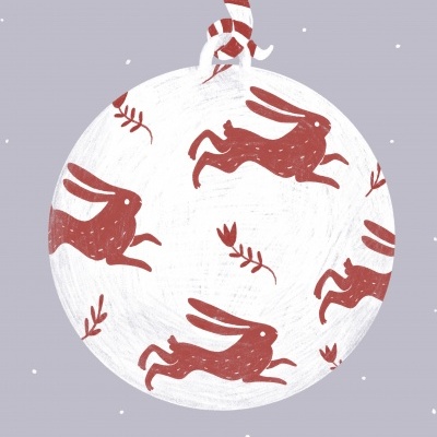 Ornamento redondo branco com coelhos vermelhos e laço às riscas vermelhas e brancas