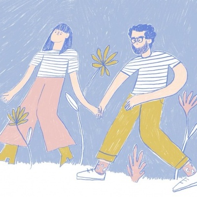 Ilustração de casal a caminhar num campo com flores, roupa às riscas azul e branco
