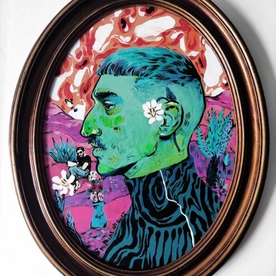 Quado oval com moldura bronze e retrato artístico de homem verde de perfil com fundo colorido