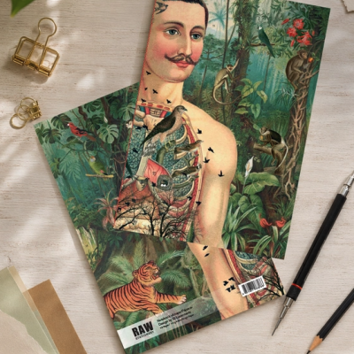 Dois cadernos ilustrados com tema de homem e natureza sobre mesa com vários objetos de papelaria