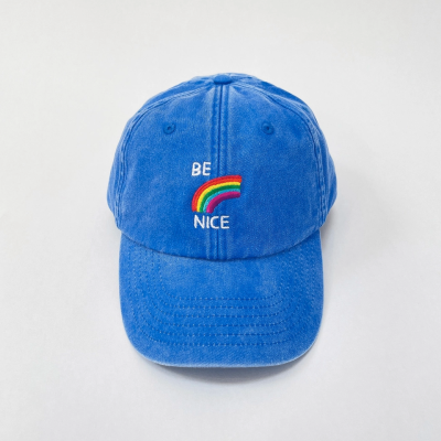 Boné azul com bordado BE NICE e arco-íris