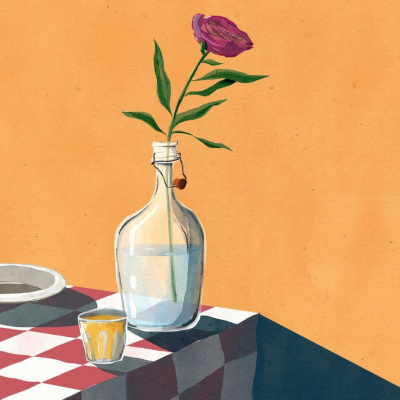 Garrafa de vidro com flor roxa e copo amarelo numa mesa de toalha xadrez