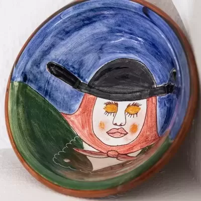 Prato cerâmico decorativo com rosto feminino pintado à mão