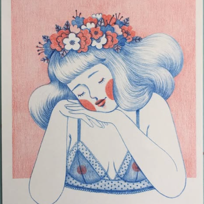 Ilustração de mulher com cabelo azul, flores na cabeça, sutiã azul com bolinhas e corações, fundo rosa