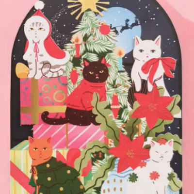 Ilustração de gatos natalícios em vitral com árvore, presentes e fundo noturno