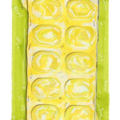 Cápsula de suplemento amarilla com oito compartimentos sobre fundo verde com desenhos brancos