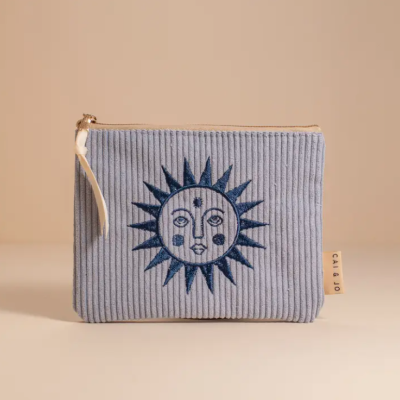 Carteira cinzenta com bordado de sol e lua e fecho dourado