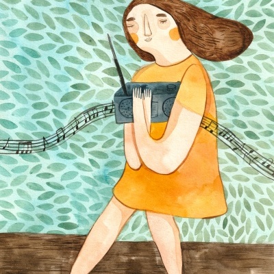 Ilustração de rapariga com vestido laranja segurando rádio cinzento com antena e pauta musical em fundo verde