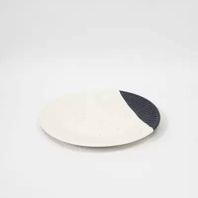 Prato redondo cerâmico branco e azul com padrões texturizados