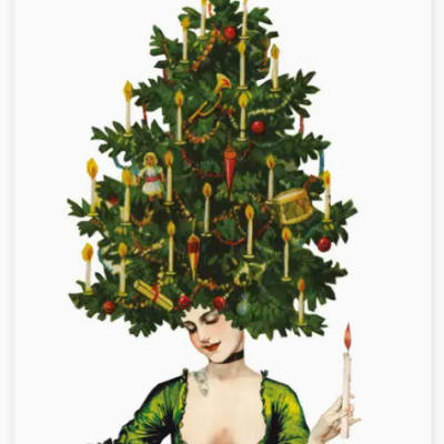 Mulher com traje verde e árvore de Natal decorativa na cabeça segurando uma vela acesa.