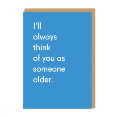 Cartão azul com texto branco e envelope castanho