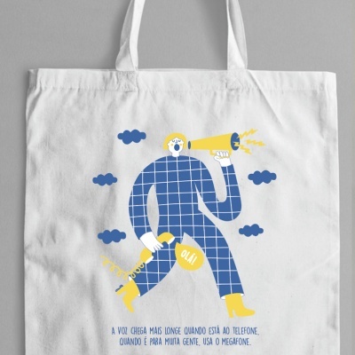 Saco de tecido branco com ilustração de homem azul e amarelo com megafone e telefone, texto em português.