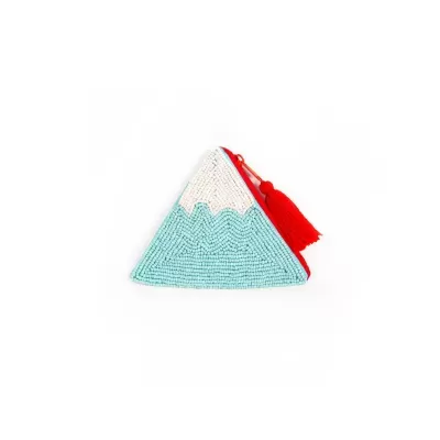 Carteira triangular com contas azul-turquesa, branca e fecho vermelho com borla