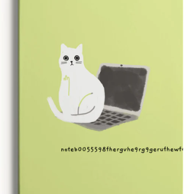 Caderno verde com ilustração de gato branco e portátil cinzento