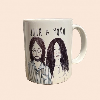 Caneca branca com desenho de John e Yoko e texto 'JOHN & YOKO'