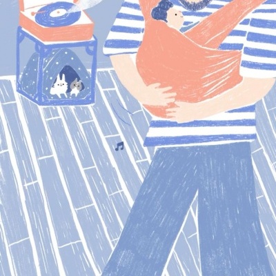 Homem a carregar bebé em sling cor de salmão, chão azul e gira-discos ao fundo