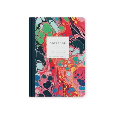 Caderno colorido com padrão marmoreado e etiqueta branca central