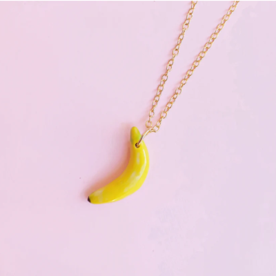 Colar com pendente de banana amarela e corrente dourada